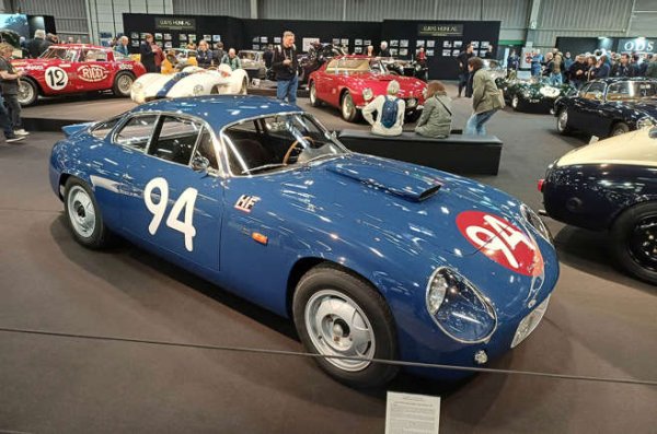 Появата на тази Lancia на R&eacute;tromobile 2025 e първото публично показване от 50 години насам! Този фабричен състезателен автомобил Flaminia от 1959 година получи експериментална каросерия три по-късно, която беше по-лека и по-аеродинамична.
След рали "Монте Карло" и "Тарга Флорио" през 1963-а изчезва в частна колекция.